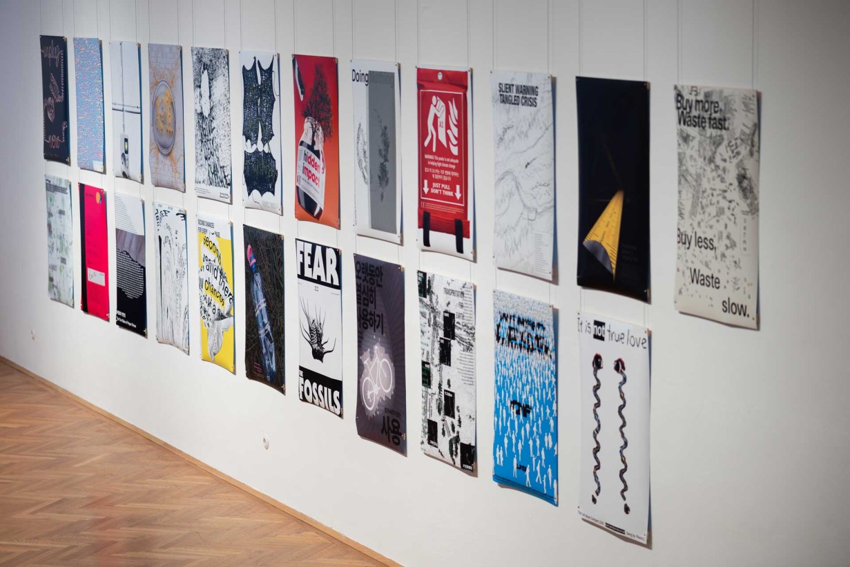 Ausstellungsraum mit Postern