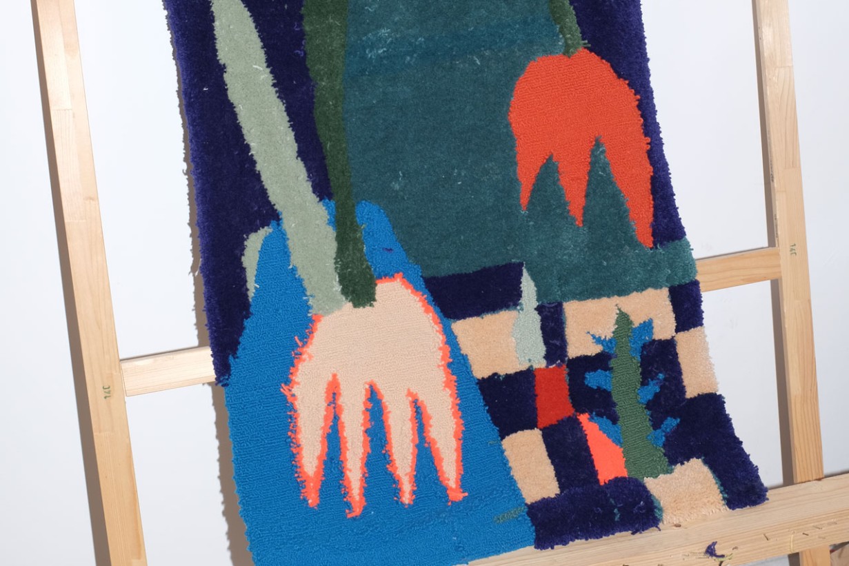 Getuffteter Teppich auf einer Staffelei. 