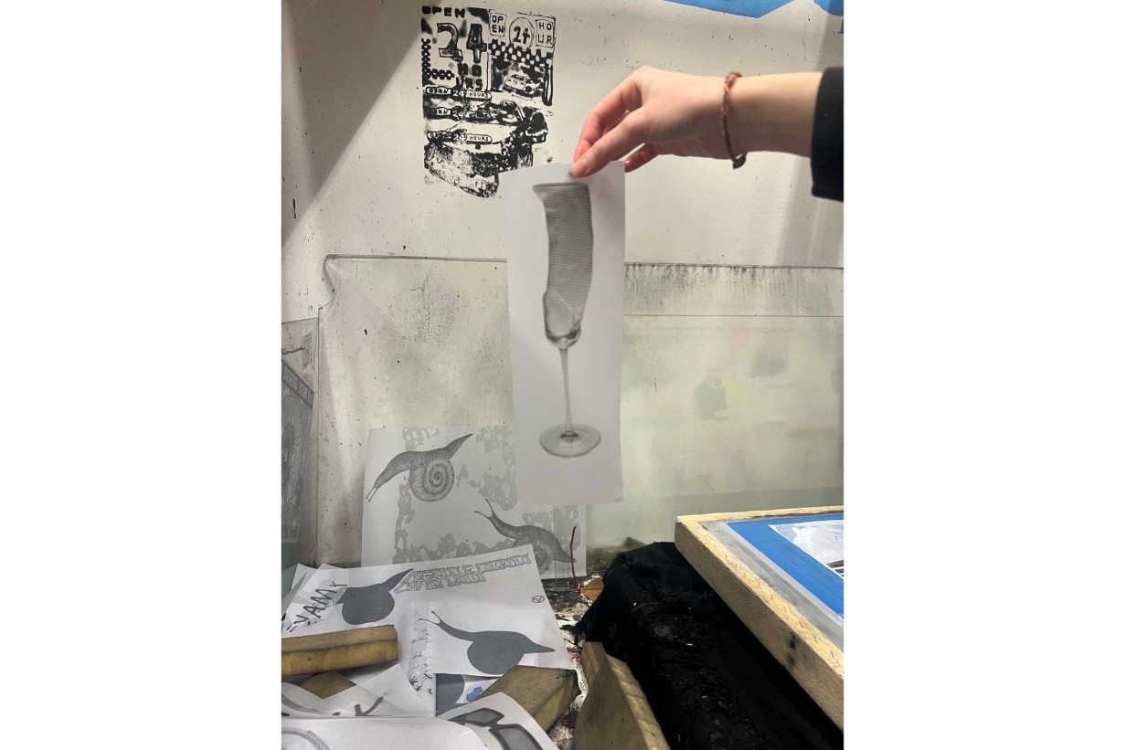 Ein Abdruck eines Glases in Penisform