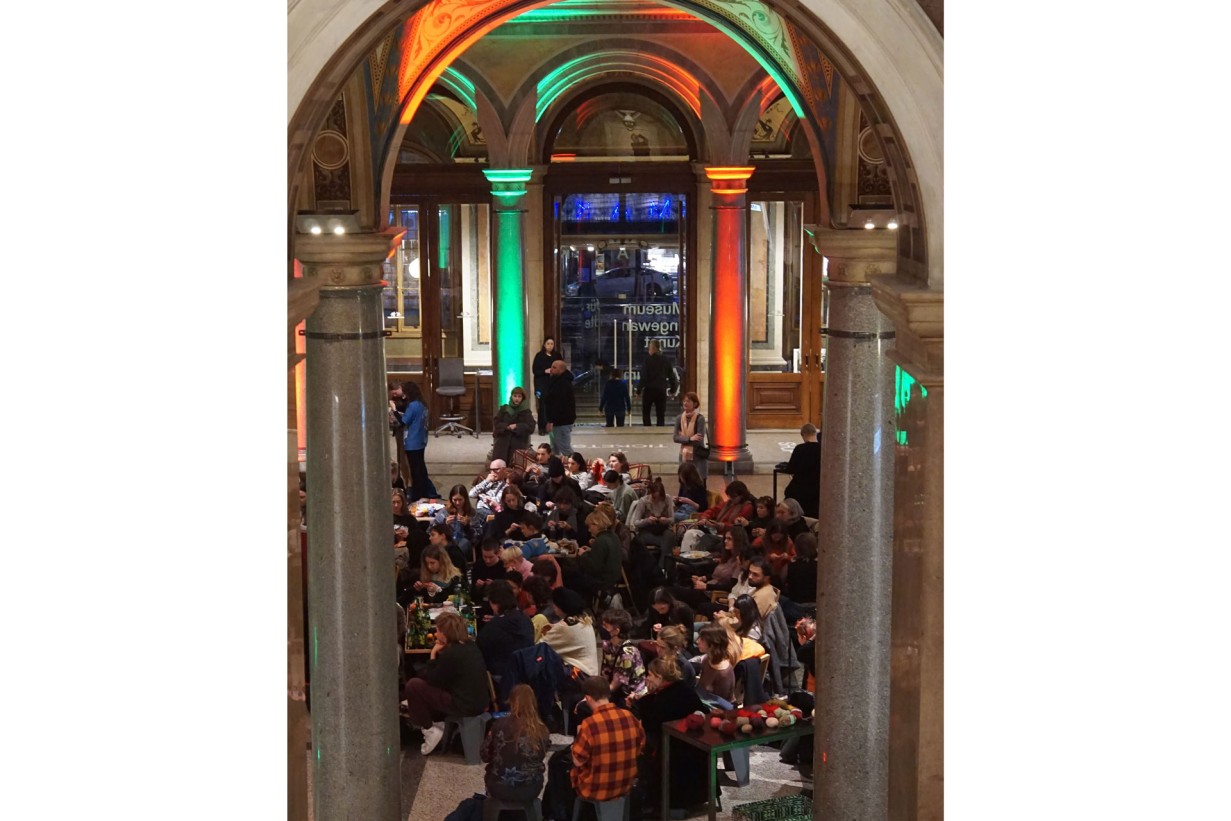 MAK Säulenhalle mit Besucher*innen des Zehnminutensalon 