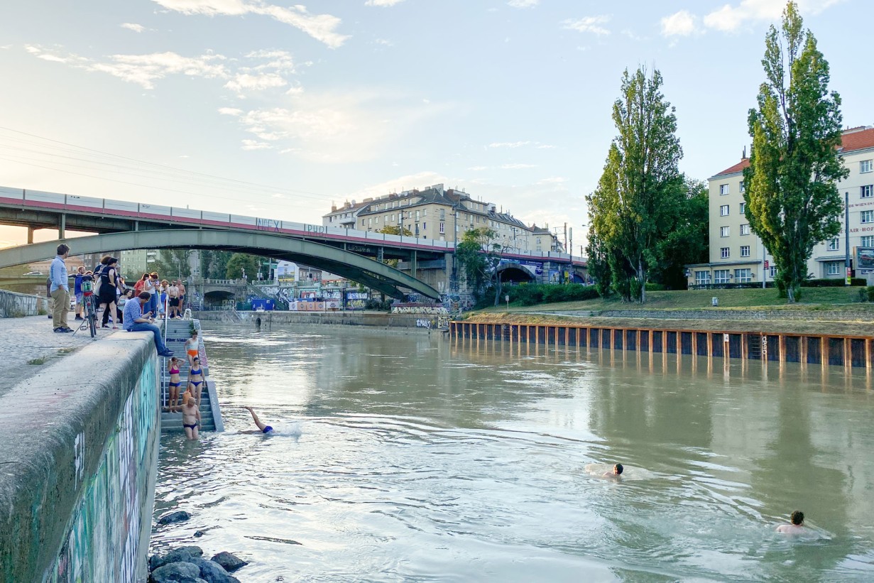 Donaukanal mit SchwimmerInnen
