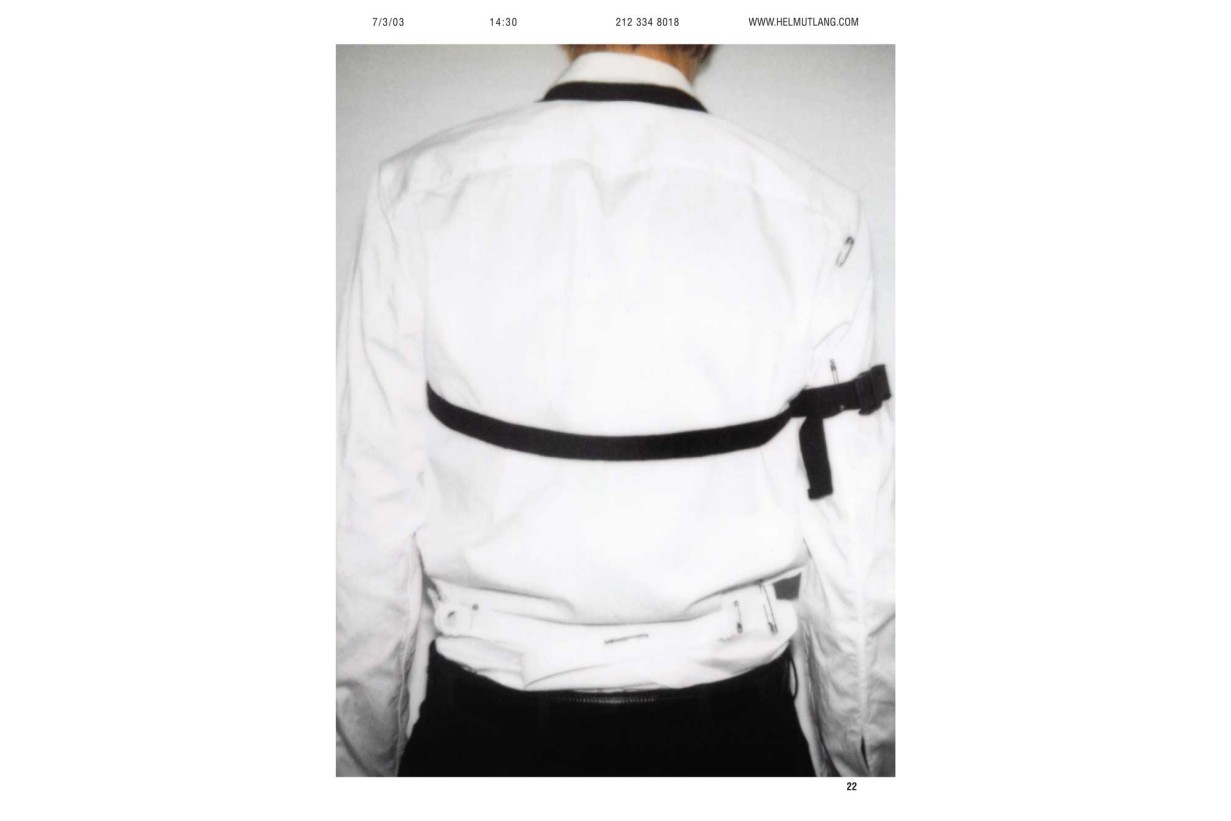 Seite eines Lookbooks mit Person von hinten