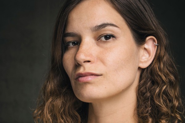 Frau mit gelbem Blazer