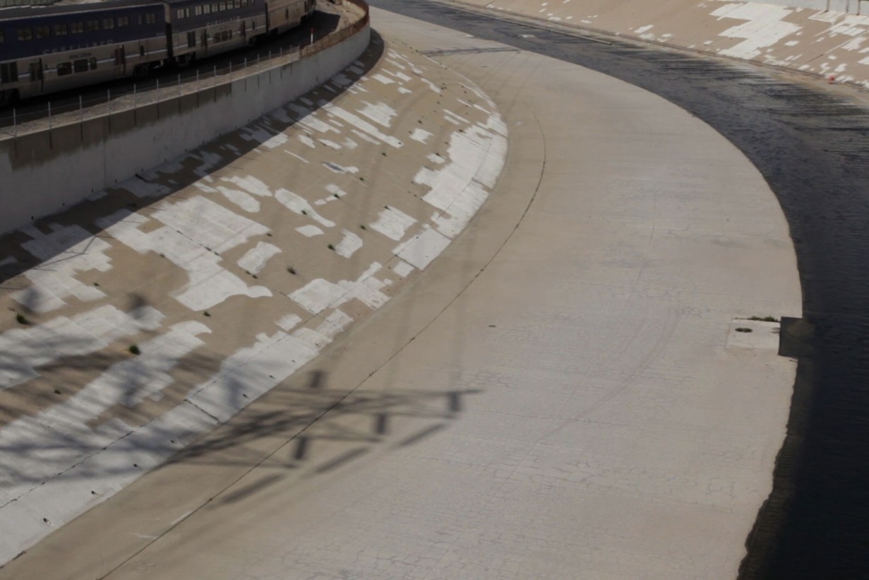 Ein betonierter Kanal in dem ein kleiner Fluss fließt