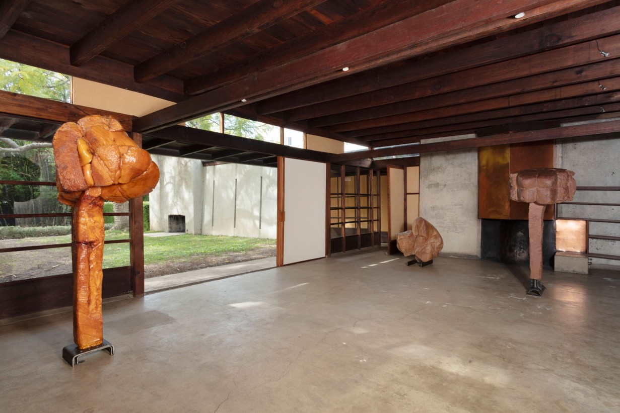 Ein Raum mit Skulpturen