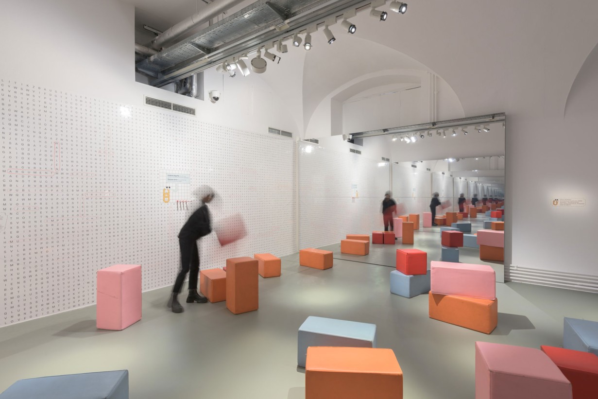 Ausstellungsraum mit bunten Sitzhockern