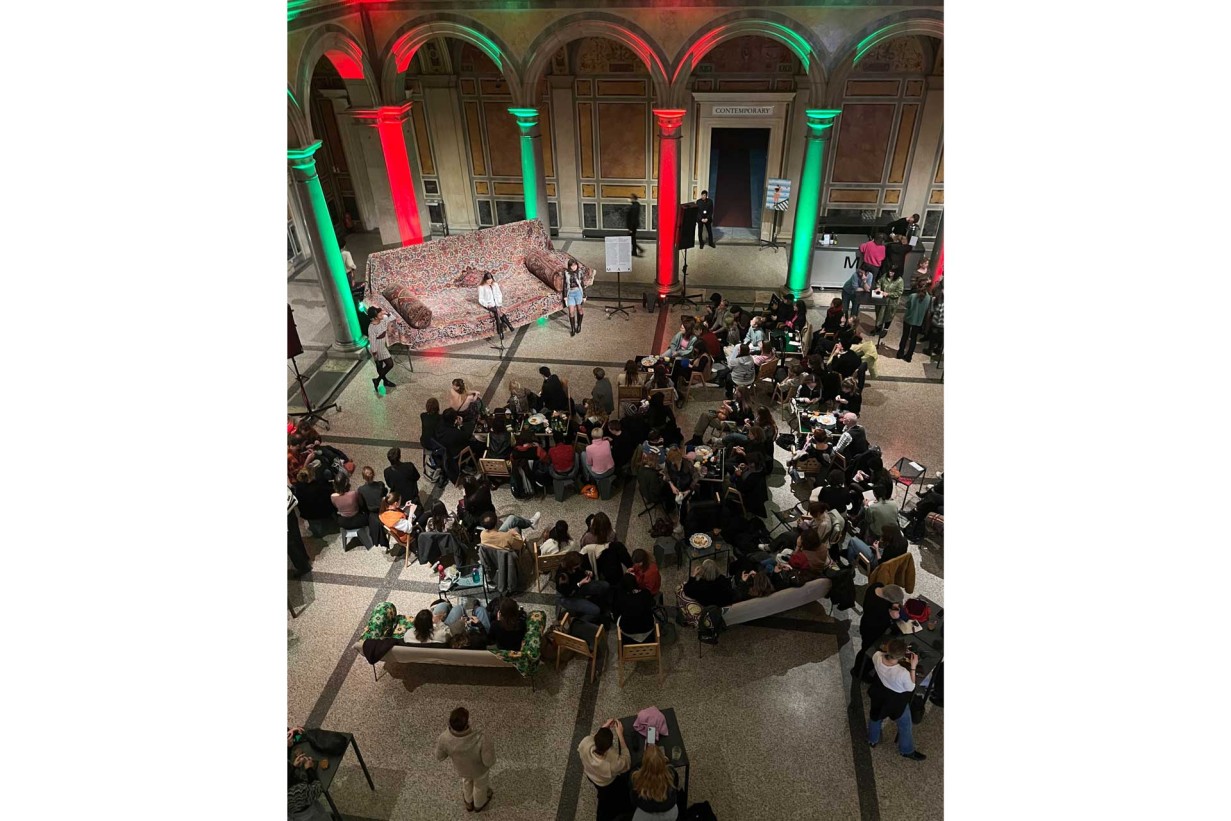 MAK Säulenhalle mit Besucher*innen des Zehnminutensalon 