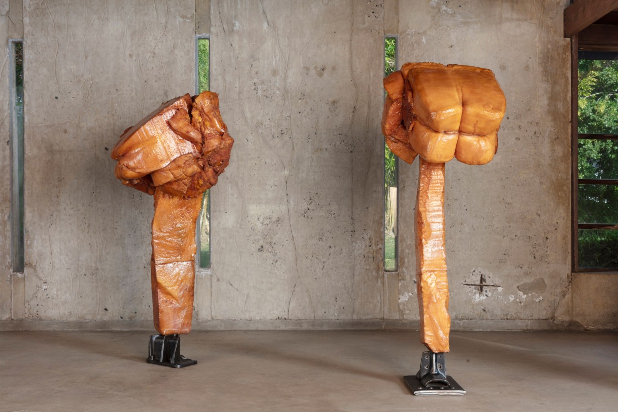 Ein Raum mit zwei Skulpturen