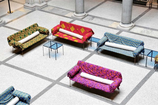Farbenfrohe Diwans in der MAK Säulenhalle