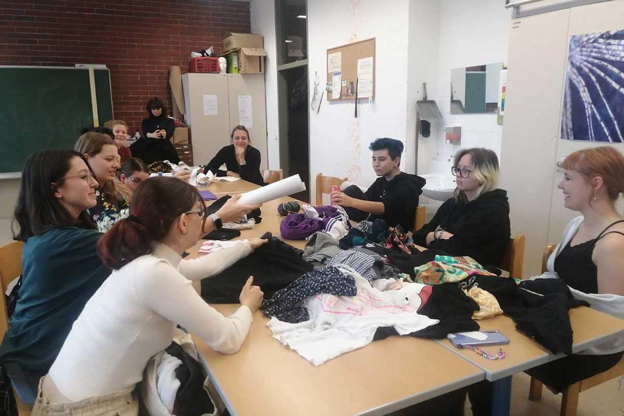 Anti Fast Fashion – Ein neues Workshopformat für Schüler*innen: Einblicke in den inspirierenden Entstehungsprozess des neuartigen Vermittlungstools 