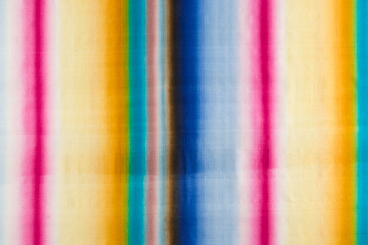 Eine gestreifete Stoffbahn in blau, weiß, pink, gelb, grün