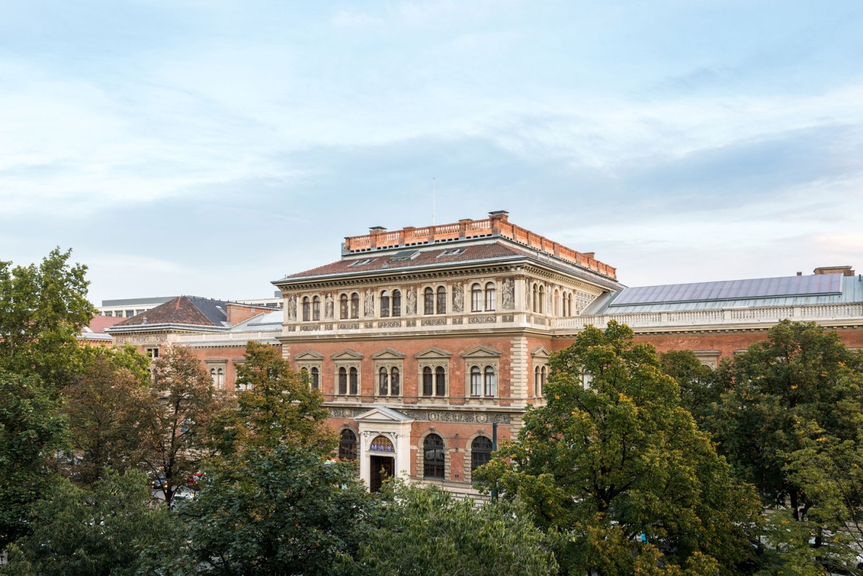 Das Gebäude des MAK durch Baumkronen aus beobachtet.