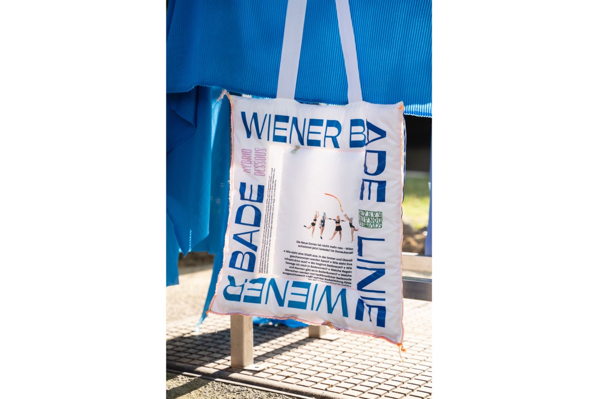 Ein Tote Bag mit Schriftzügen
