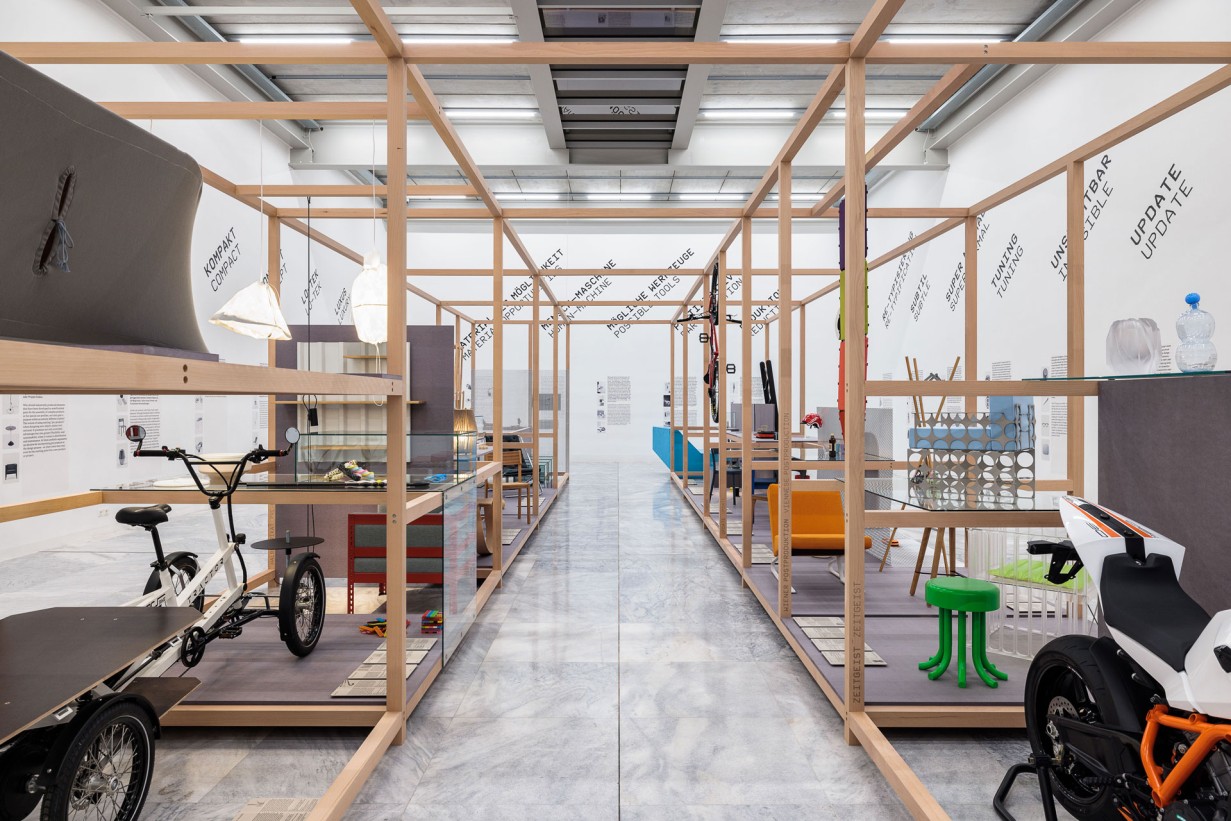 Ausstellungsraum mit Designobjekten