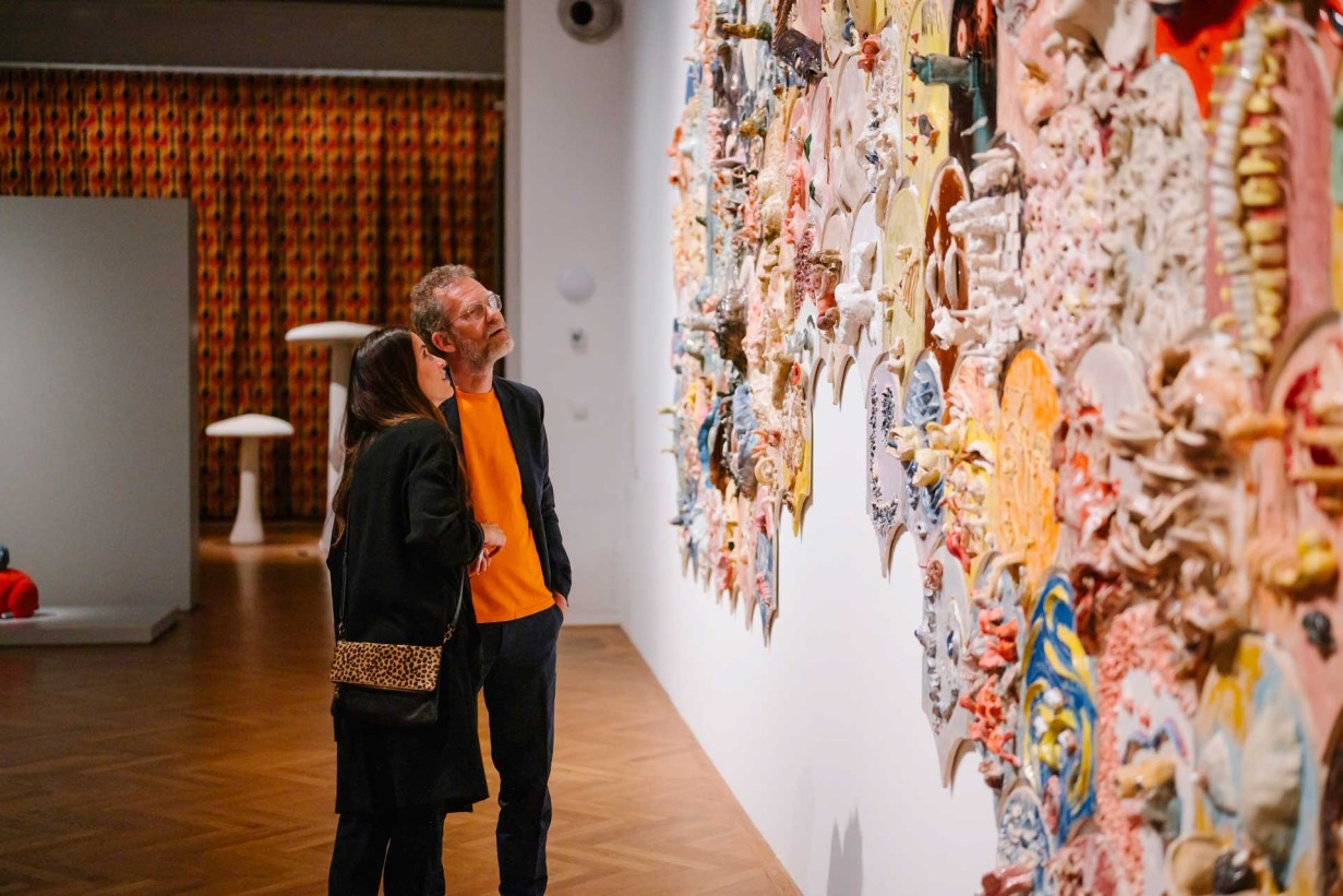 Ausstellungsraum mit Besucher*innen