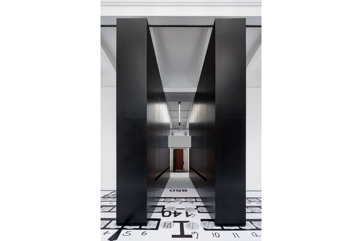 Ausstellung HELMUT LANG, langer Gang in schwarz