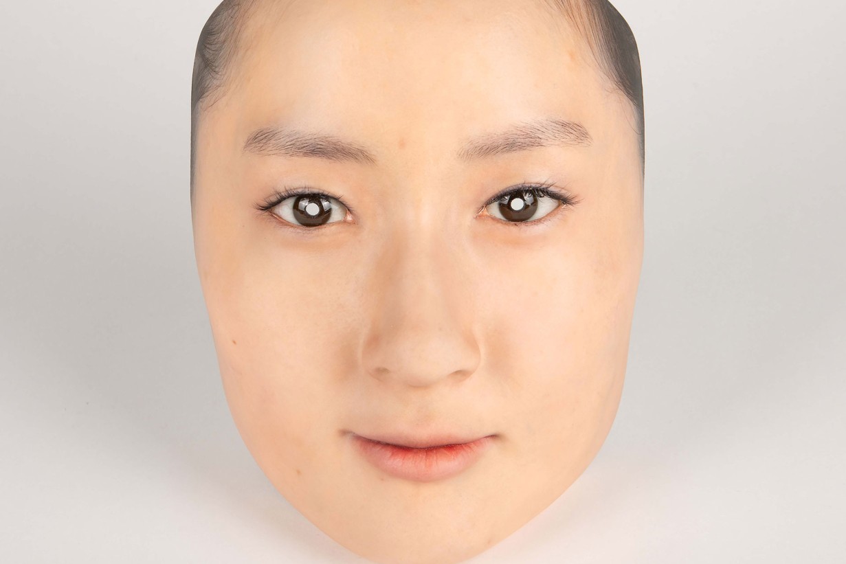 Maske eines weiblich gelesenem Gesicht aus Plastik