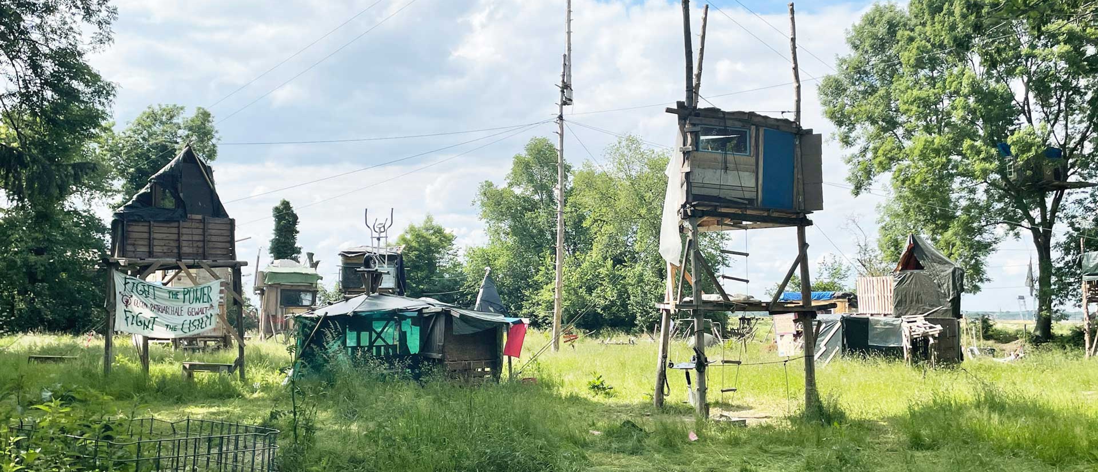 Nachdem der letzte verbliebene Rest des Hambacher Waldes durch die Proteste der Klimaaktivist*innen von der Rodung verschont werden konnte, entwickelte sich in Lützerath ein neues Protestcamp. Im Barrio „Fantasialand“ gab es neben vielen Pfahlbauten ein „Highpod“, das über Traversen mit mehreren Baumhäusern verbunden war. Die polizeiliche Räumung konnte so verzögert werden, da sich die Aktivist*innen von Lützerath über den Köpfen der Polizei frei bewegen und immer wieder entwischen konnten.