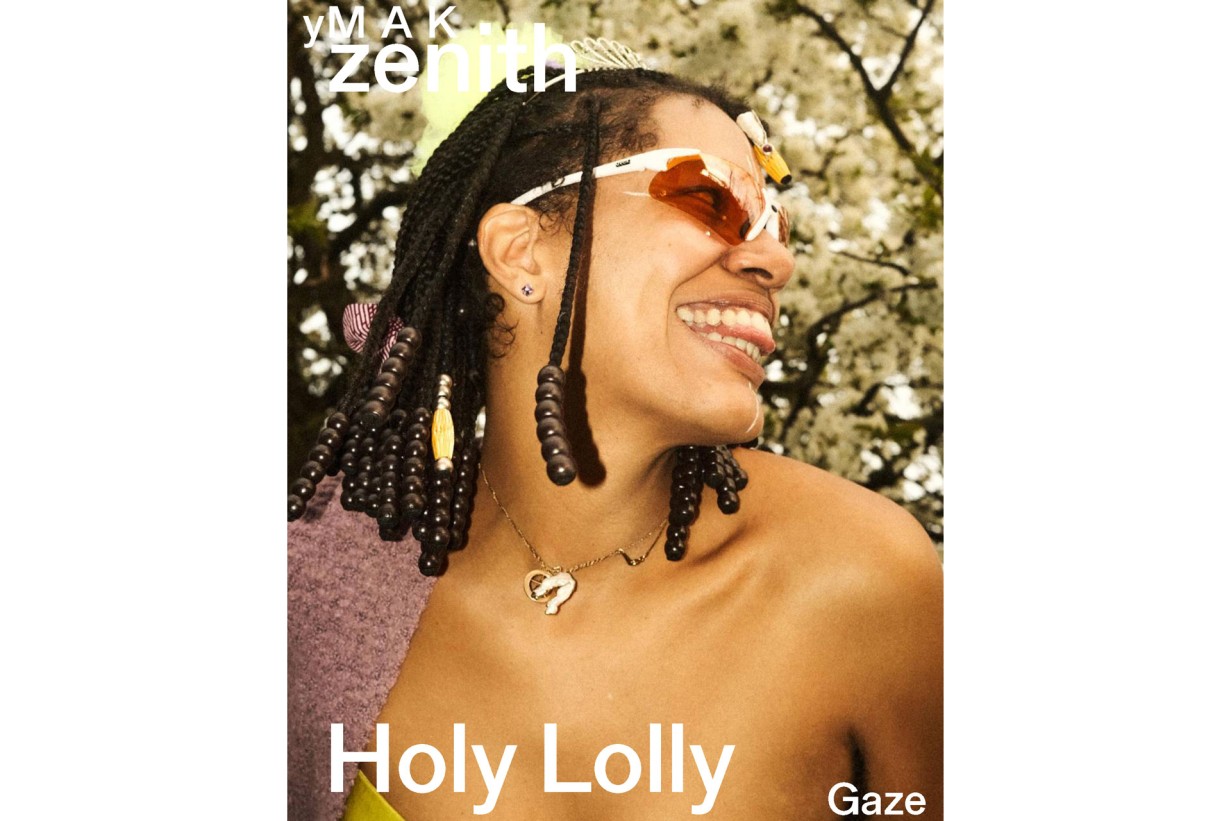 Frau mit Sonnenbrille lacht