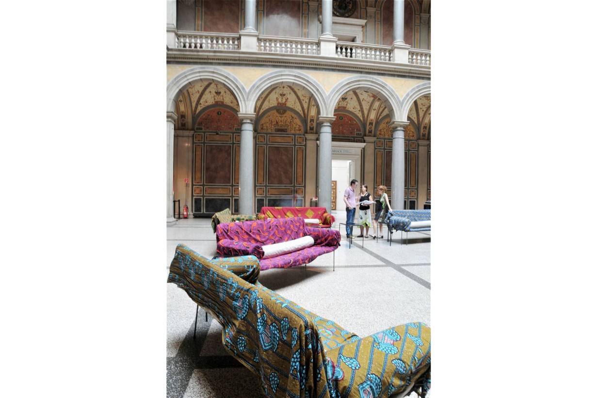Farbenfrohe Diwans in der MAK Säulenhalle
