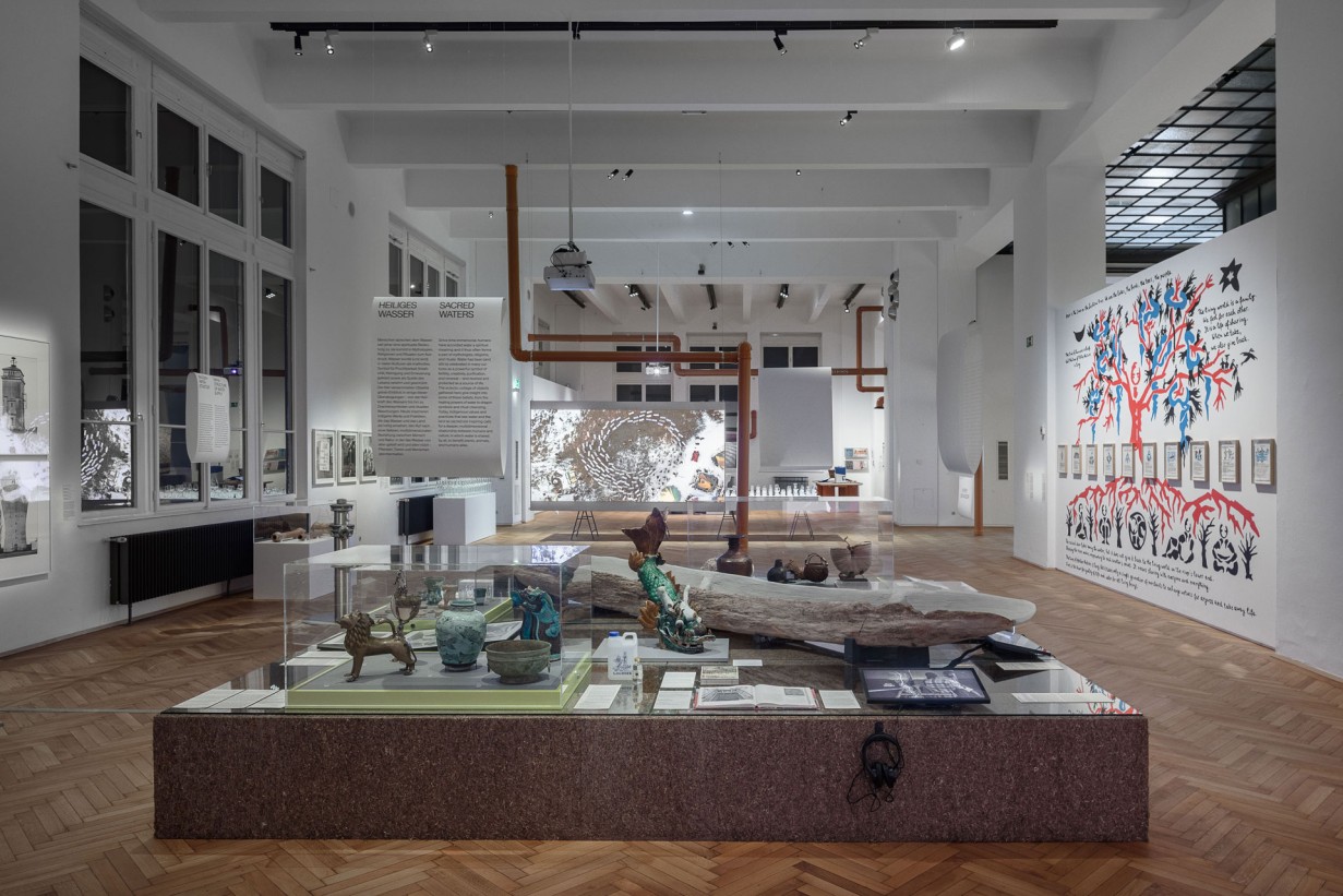 Ausstellungshalle mit Podest und Objekten