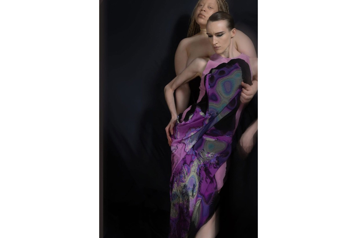 Zwei Personen mit einem Kleid