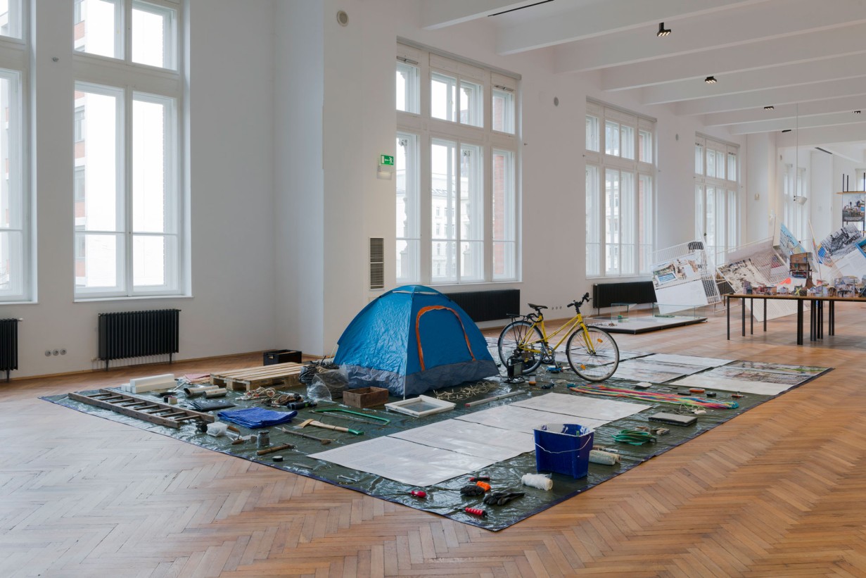 Ausstellungsraum mit Objektes aus einem Protestcamp