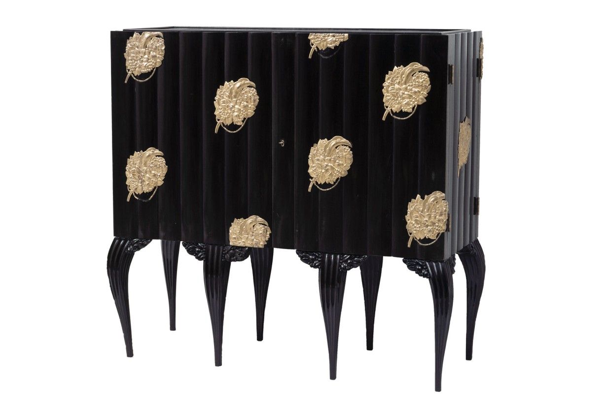 Ein schwarzer Schrank mit goldenen Akzenten