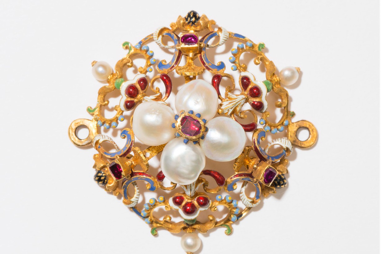 Brosche in Blumenform