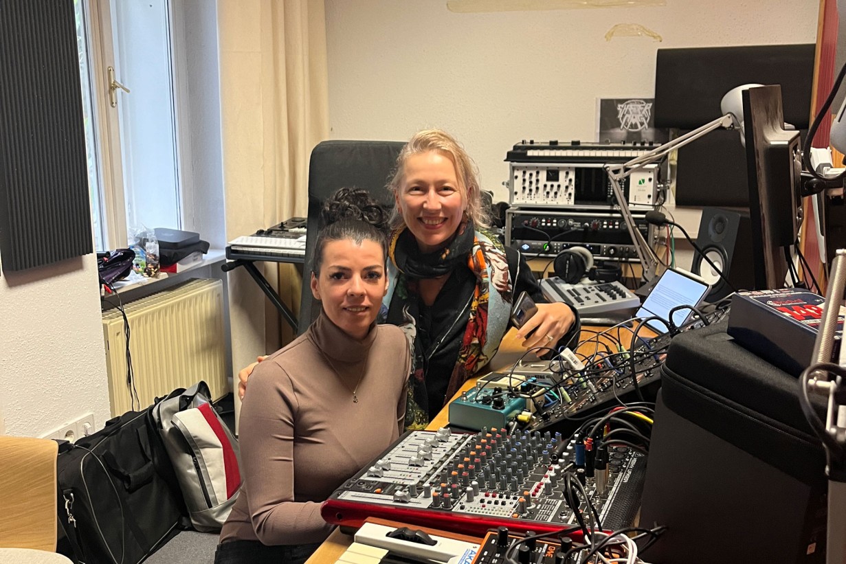 Zwei Frauen in einem Tonstudio
