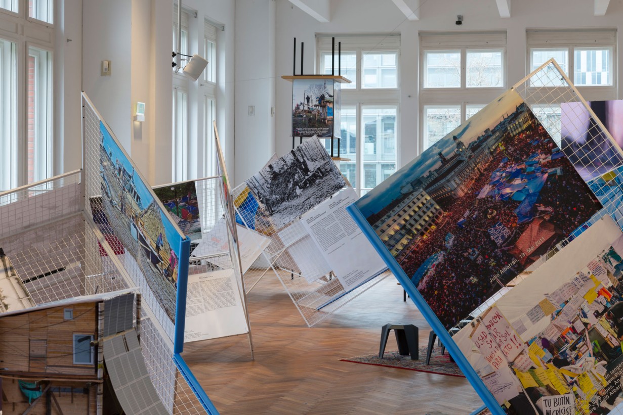 Ausstellungsraum mit Plakaten