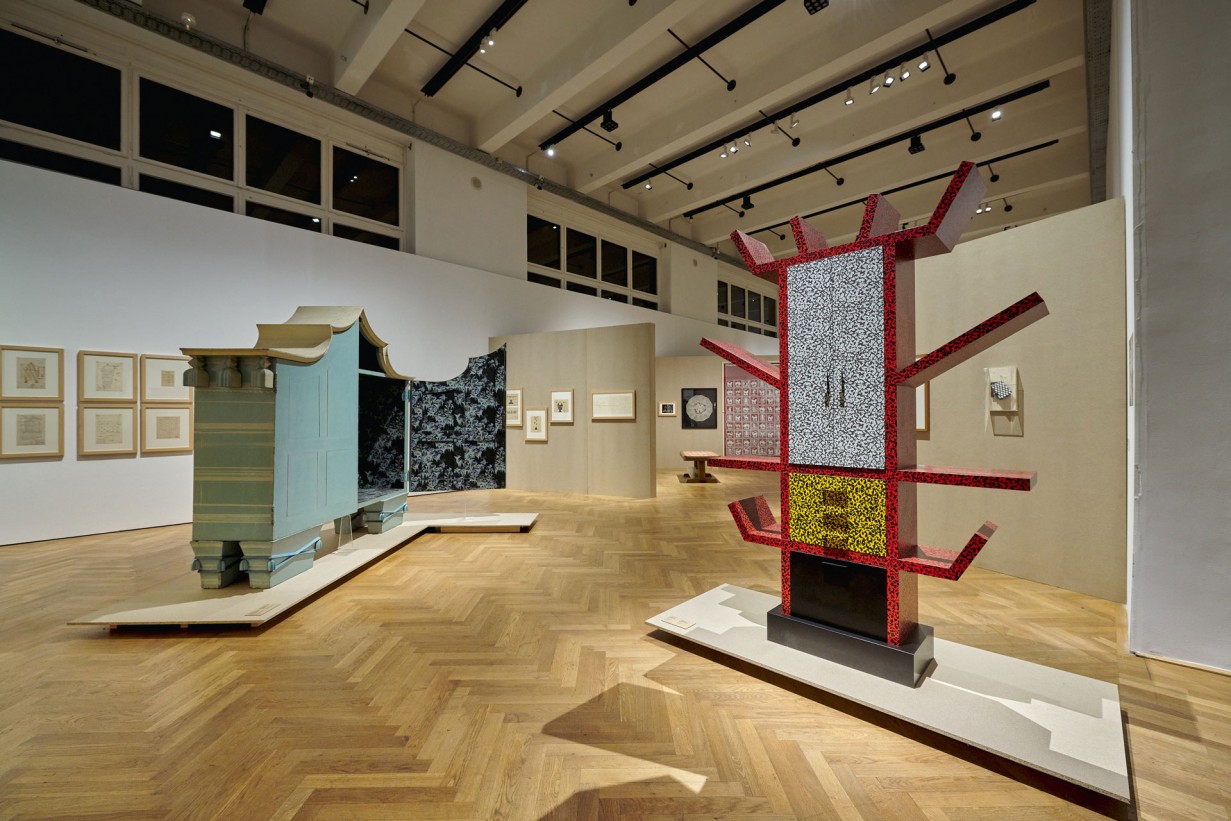 Ausstellungsraum mit Objekten