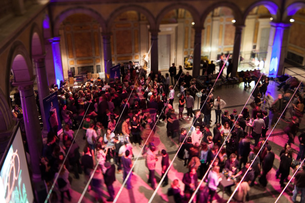 Party in der MAK Säulenhalle