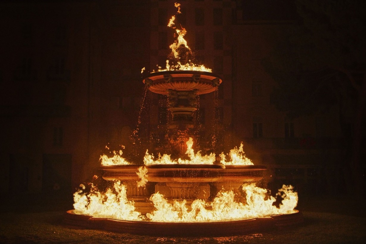 Eine Brunnen mit brennendem Wasser