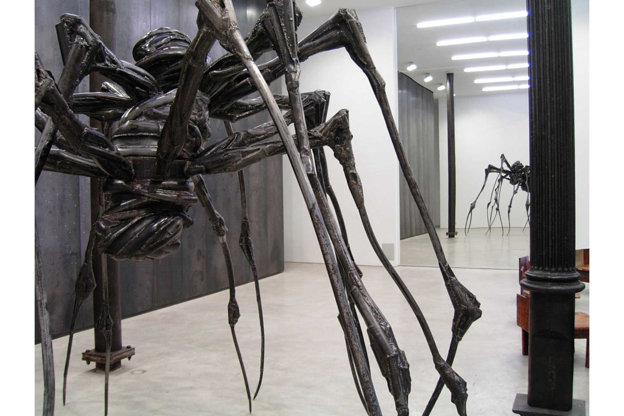 Interieur des Helmut Lang Design Studios mit Spider Couple von Louise Bourgeois