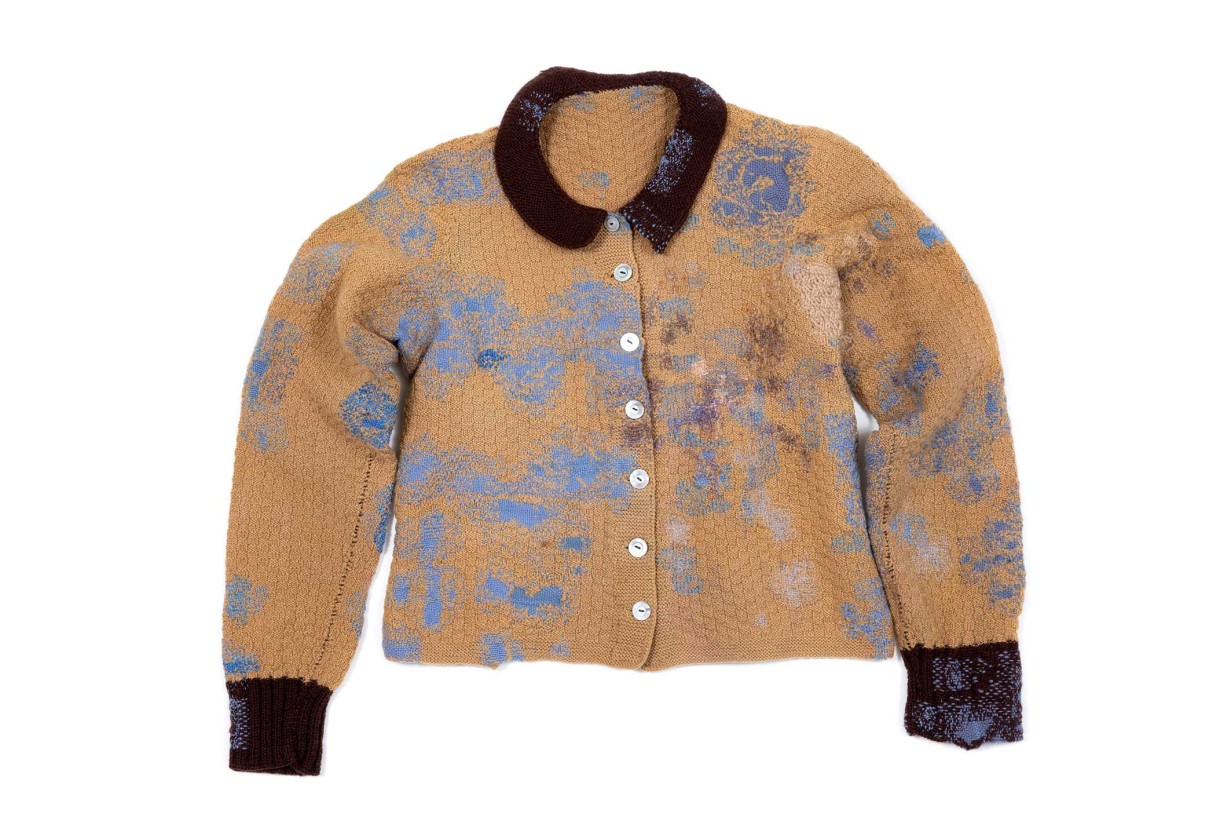 Original handgestrickter, beschädigter Cardigan, geflickt mit verschiedenen blauen Wollfäden