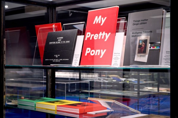 Ausstellungsraum mit Vitrinen und Büchern