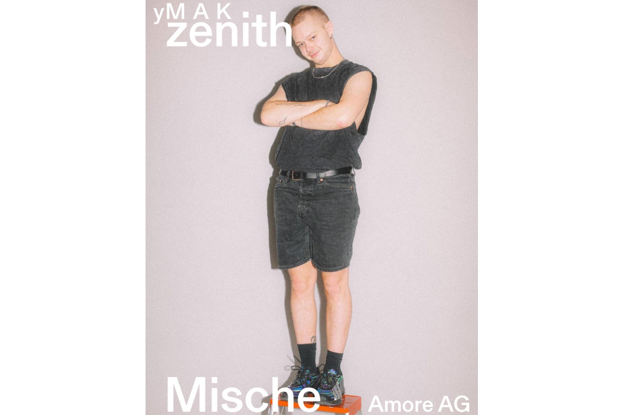 Person mit verschränkten Händen