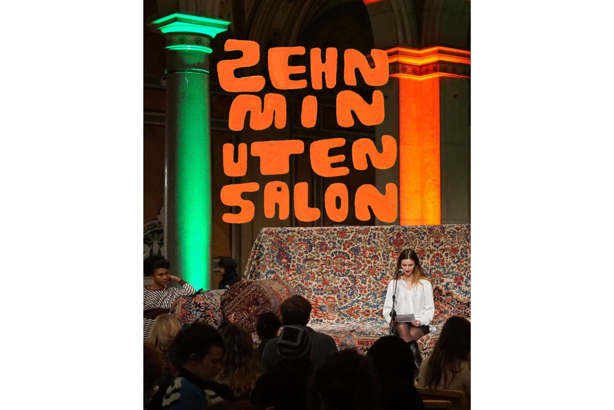 Person sitzt auf Riesen-Sofa und liest