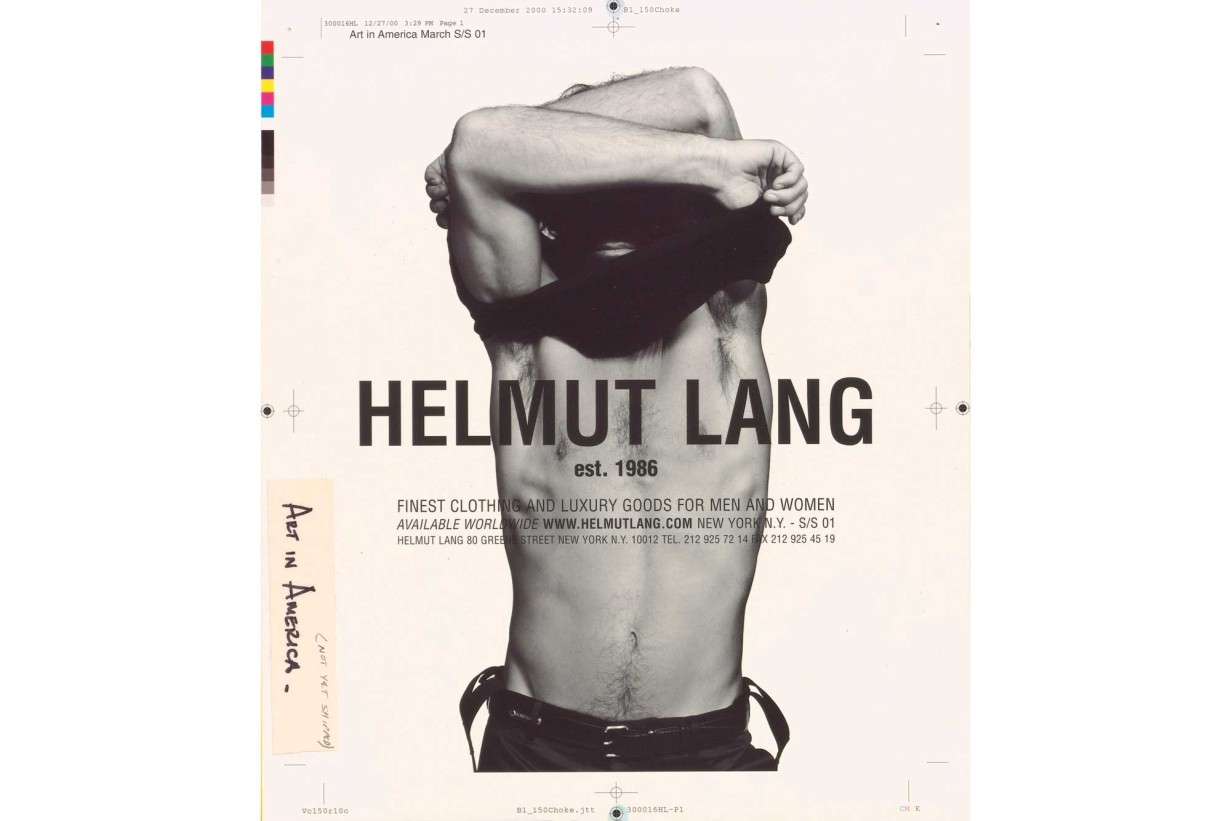 Probedruck einer Werbeanzeige: Person zieht sich Kleidungsstück über den Kopf