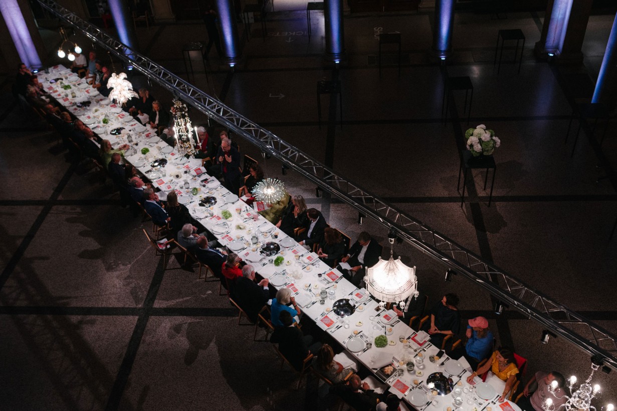 Festlich gedeckte Tafel in der MAK Säulenhalle