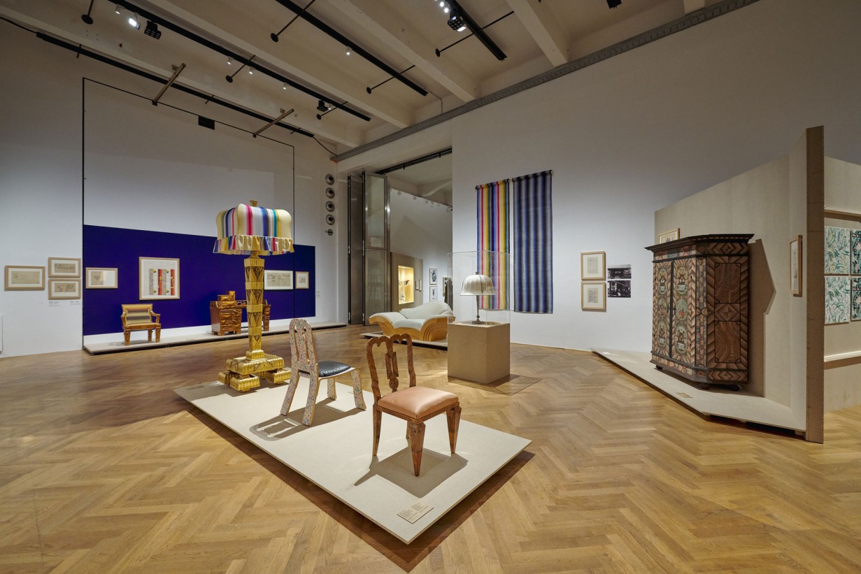 Ausstellungsraum mit Objekten