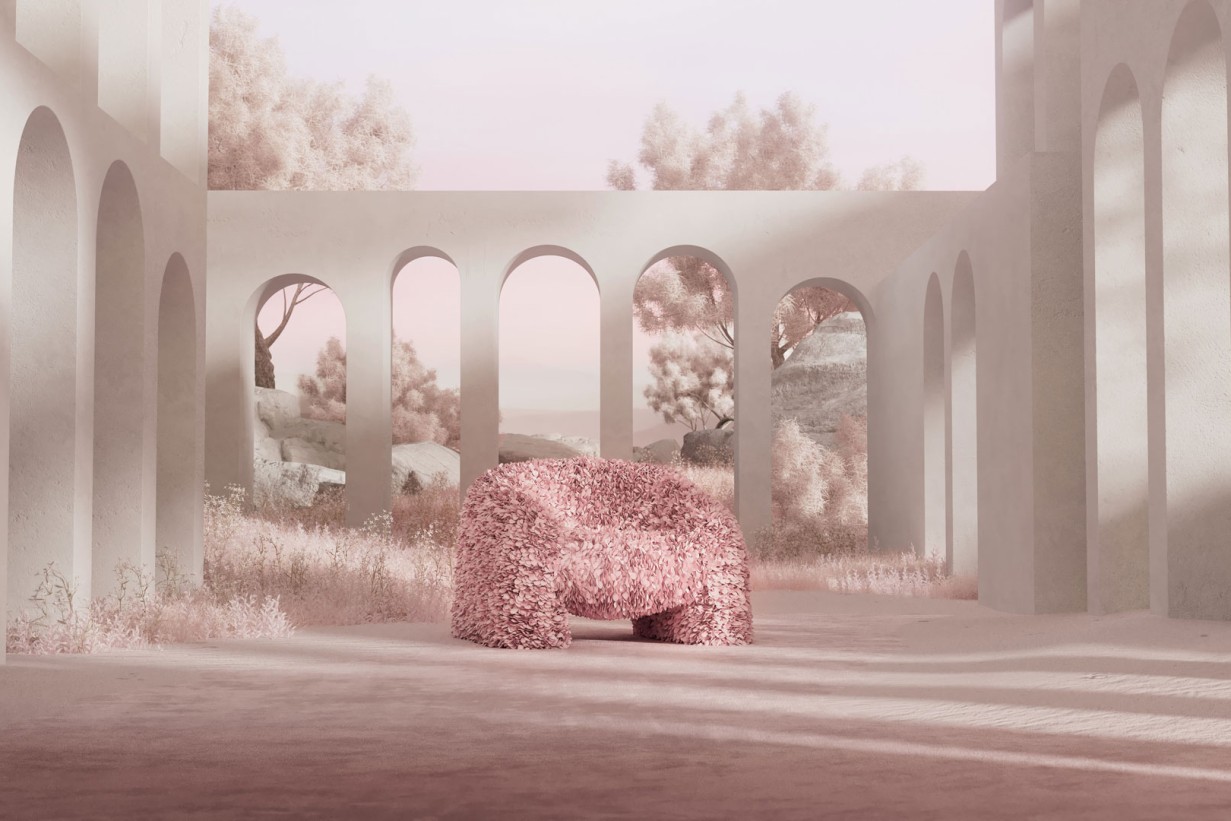 Ein überdimensionaler Stuhl aus Hortensien steht in einem Arkadenhof. 