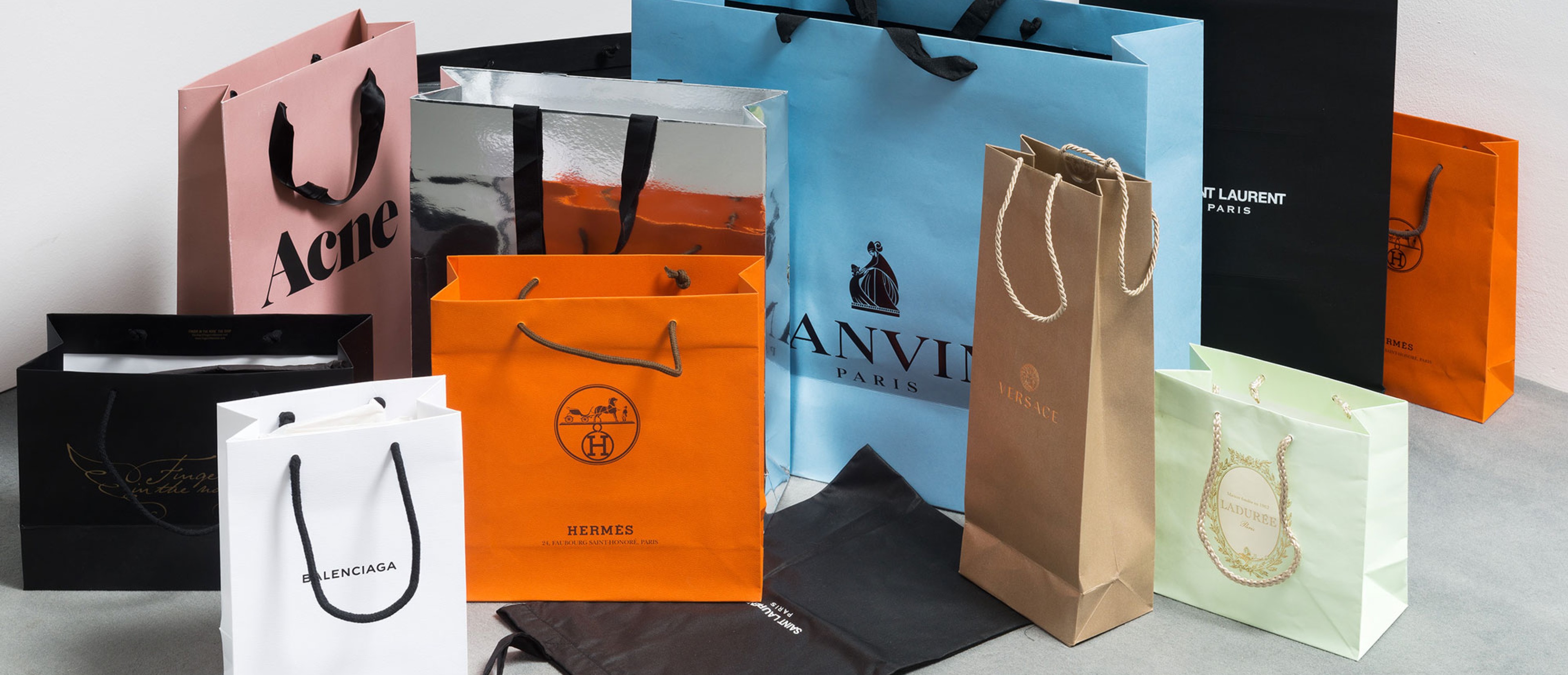 Verschiedene Tragetaschen von Luxusmarken