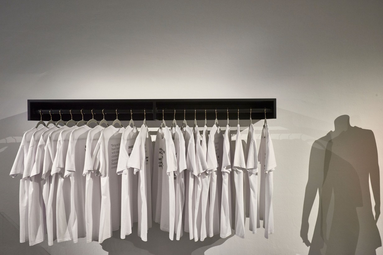 Weiße T-Shirts auf einer Stange 