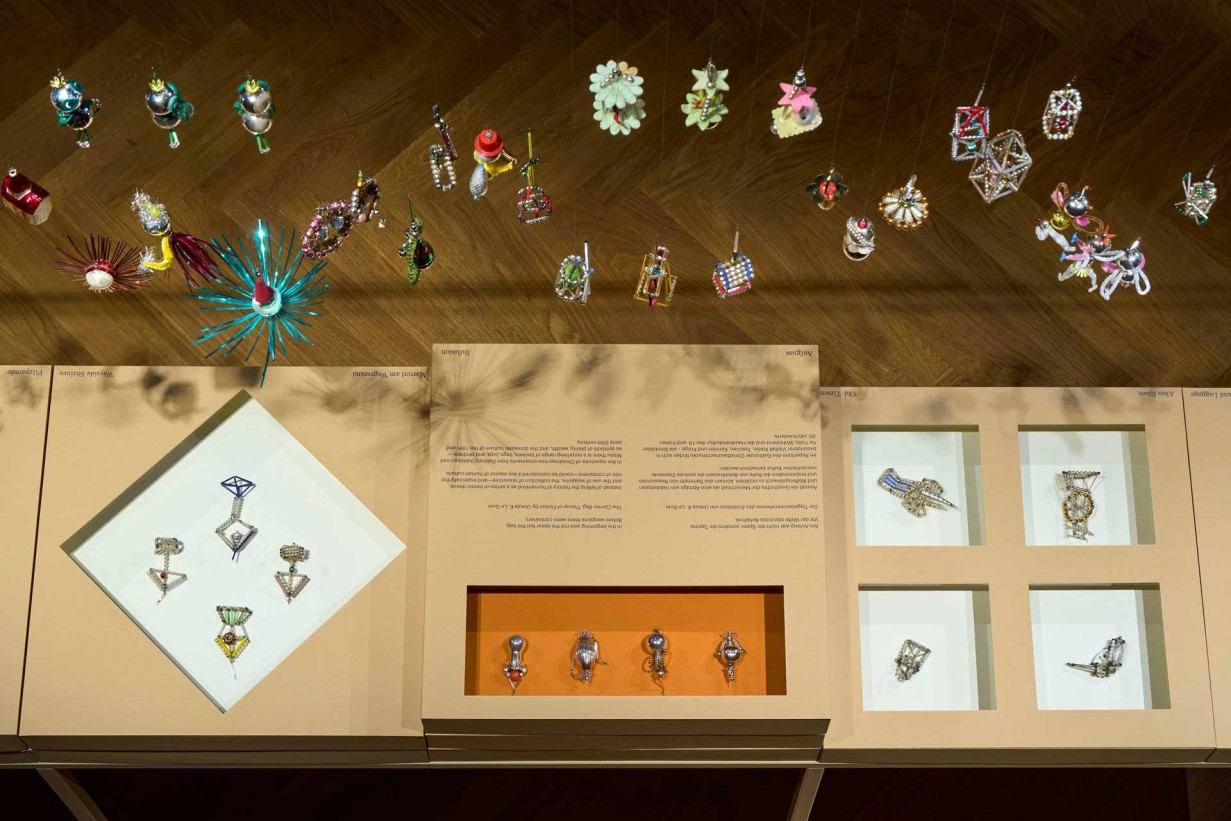 Gablonz Christmas tree decorations arranged symmetrically