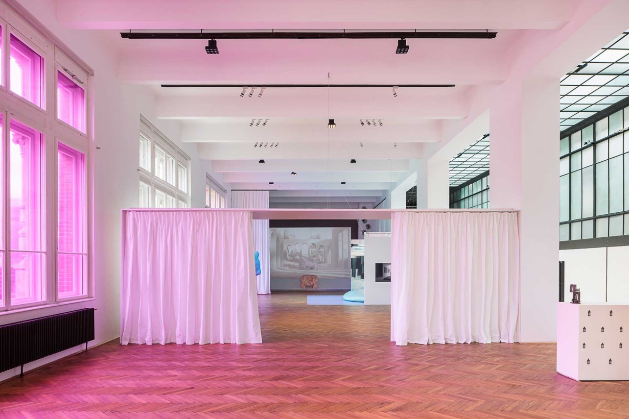 Ausstellungshalle in pinkes Licht getaucht