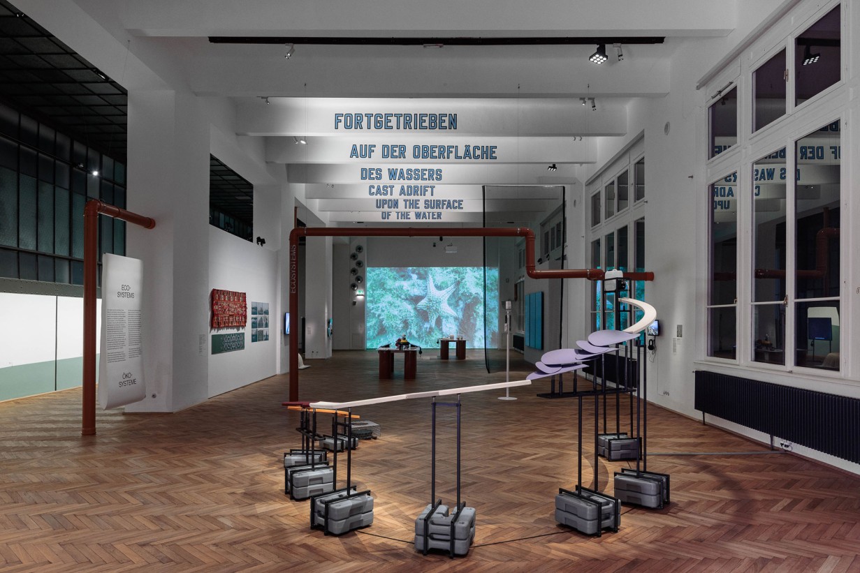 Ausstellungshalle mit Objekten