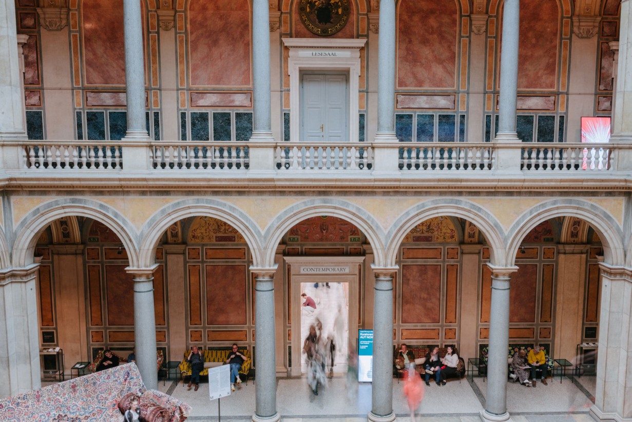 Museumsbesucher im Ausstellungsraum