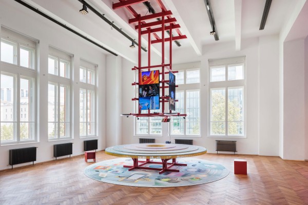 Ausstellungshalle, rotes Gerüst das von der Decke hängt
